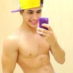 Um pequeno grande menino , sincero e amigo . Quer saber mais ?  Follow-me !