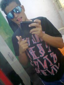 É curioso como não sei dizer quem sou. Quer dizer, sei-o bem, mas não posso dizer. Sobretudo tenho medo de dizer porque no momento em que tento falar não só não
