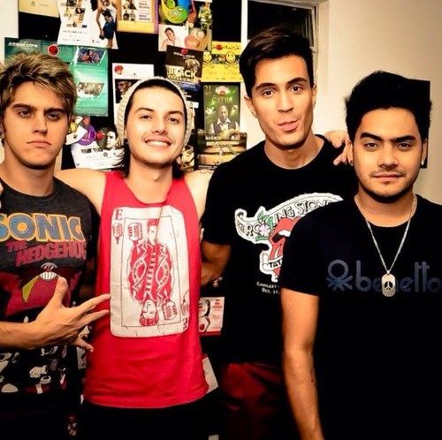 Eu poderia abrir mão de tudo que tenho nesta vida, menos do amor que eu sinto #PorVoce @thomasrestart. Since:::21/12/10 Recomeço:::09/10/11