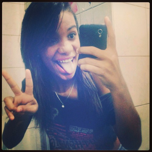 15 anos, chata, ciumenta, bipolar, ignorante, boba, realista ao extremo, e só do meu @mô. ♡
 · http://t.co/N8LYH781rO