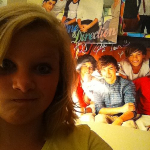 Emma stone I love one direction Im sigle My bff is Trinity if u follow me ill follow u back :)