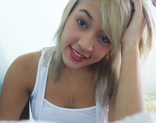 - aã loirinha ciumenta , brincalhona , mandona , chorona , palhaça , que ama Funk (( Meu Boñde ))  , :} Que  só quer ser feliz acima de qqr coisa.