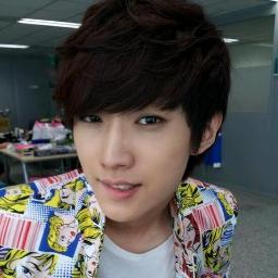 안녕하세요 비원에포리더 정진영 임니다.ผมจองจินยอง ลีดเดอร์หน้าหวานใจดีจากB1A4 ฟอลผมเยอะๆนะครับ ฟอลมาผมแจกอมยิ้มนะ ^^