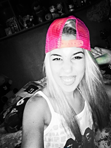 Estar kon la persoona k solo vivo de sus besos y amarlo kada diia xk me ace feliiz solo verlo sonrreir ♥