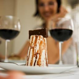 Vinos, champagne, porto, prosecco, ron, whisky, chocolate, tortas, cremas, panqués. En busca de las armonías entre postres, vinos y destilados