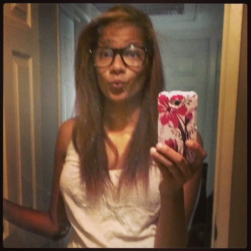I believe that happy girls are the prettiest girls. -Audrey Hepburn-  :) Natural Beauty :p BELIEVE(hustlers)
