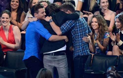 ONE DIRECTION IS THE HOTTSET VOTE NOW!!!!