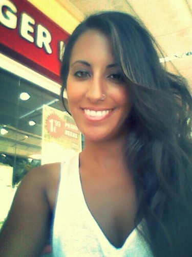 Malagueña, estudiante de 4 de  periodismo, aficionada a la música, al cine y a las compras.