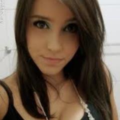 Sou uma adolescente ''normal''! Amo futebol,ler e escutar musica! Amo rock,pop,pagode e rep! Sou torcedora fanática do grêmio!