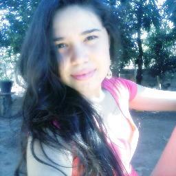 “E ela tinha um sorriso imenso, do mesmo tamanho de sua dor-Quem inventou o amor? Explica por favor.”