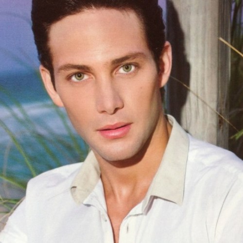 Bievenidos al mundo de un actor/musico mas guapo del universo ^__^ estoy loca por GABRIEL CORONEL!!! Follow for every detail about him:*#coronelita @_la_kathii