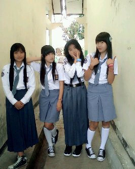 Students at SMAN 1 Sidomulyo