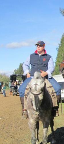 Me llaman loco por querer soňar despierto, por perderme en tu sonrisa, y por querer morir en tus labios.
Solo tu eres el dueño de tu destino.
Equitacion 🐎🏇🐴