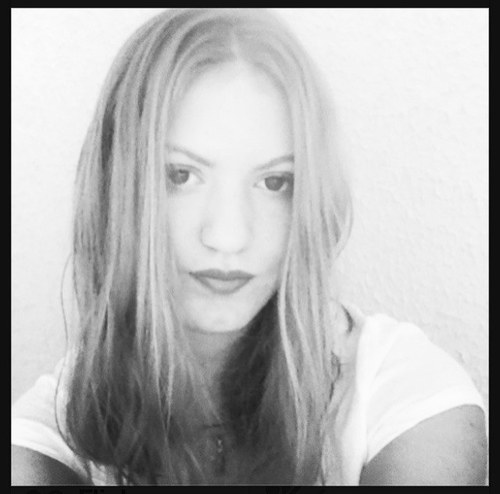 18 year old, student in management, comunication and interpretation in France. 
Writing and eating pancakes my heart is for sale! Follow me!