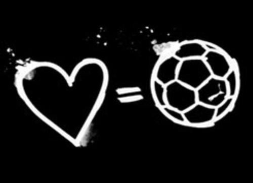 El fútbol y el amor van de la mano, todo se expresa mejor cuando usas términos futbolísticos. (comedia. poetuits )