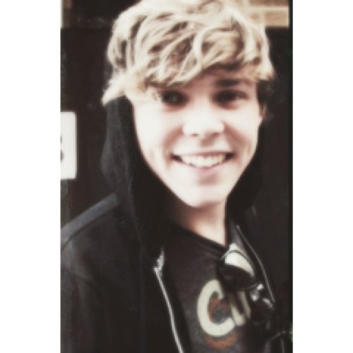 so i gave you guys a free follow, please go and follow @horanyup and @shazzalovesoned. love you all !!