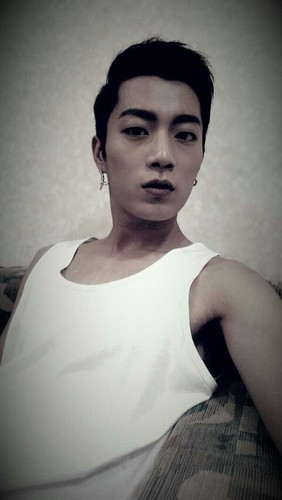 W.네스님의 야래향 (夜來香) 패계 셋째 황자 윤두준입니다. 나이는 미정. 나라의 셋째 황자. 싱크상 반말. 너는 내 것이다. 영원히.

 현대어 모름. 팬애칭 이든 0806 시작