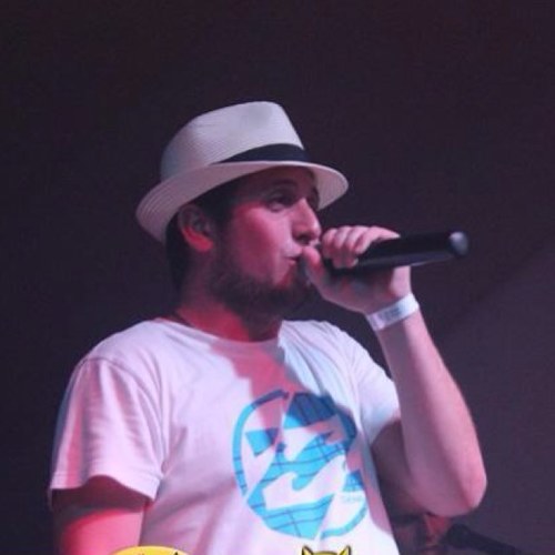 Vocalista e musico do grupo  @Juntodeusambaa !