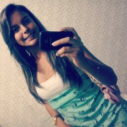 '' Leonina, Sincera, muito teimosa, com defeitos, louca, insuportável, chata pra caralho, muitas vezes tímida, extremamente ciumenta ♥