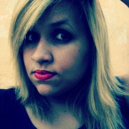 Sou uma mulher madura, que às vezes anda de balanço. Sou uma criança insegura, que às vezes usa salto alto.