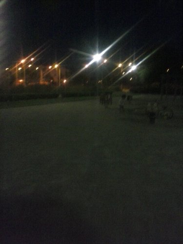 A todas horas repartiendo agua a negros y rumanos.