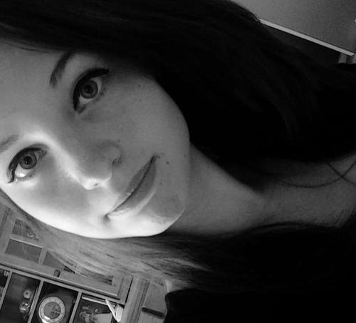 *wierd wave* :D!!BMTH(y)PTV(y)AA(y)DON BROCO(y) ,, basically thats mee , u like the same bands as me then i guaratee we'll get along :D!!