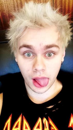 Free follow! Follow my main account @HemmoCraic and I will follow back - no need to ask (((: