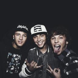 Free follow, follow my main account @HemmoCraic and I will follow back - no need to ask :))))