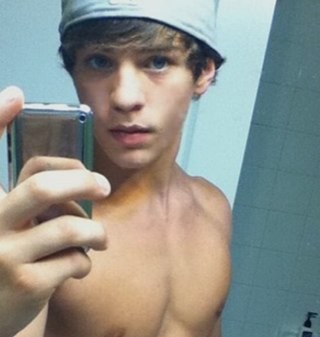 kik me @ dustinthedude321 ;3 I will kik back , Follow for follow? maybee. thanks &byee :D