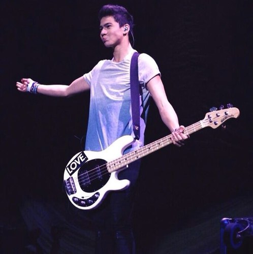 Calum follows you! Congratulations! He loves you and so do i [@lousreindeer]