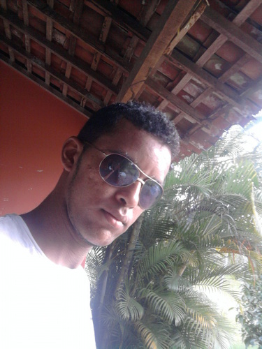 Sou uma pessoa simples, que gosta de viver, conhecer gente nova, fazer amigos, se divertir e ser feliz...