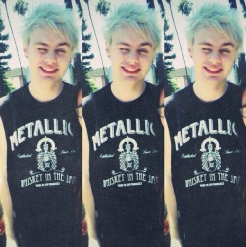 Hiiii. This is a spam acc my main is @mariaerausquin i made this acc bc i love 5SOS and One Direction and it would mean the world to get 1/4 1/5. Love you❤