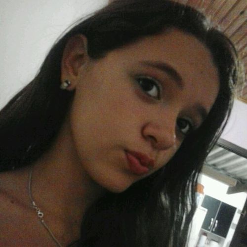 Não sou perfeita 
Mais são meus defeitos que me fazem única.