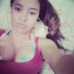Linda, adora sorvete, adoora funk, se apega fácilmente às pessoas e é super GATA. Segue que eu sigo de volta... 3 bjjs ;*