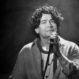 Autor, compositor, cantante, de nacionalidad argentina, pero un verdadero ciudadano del mundo.