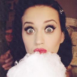 Não deixe ninguém destuir seus sonhos , mas não os realize pisando nas pessoas .  - Katy Perry