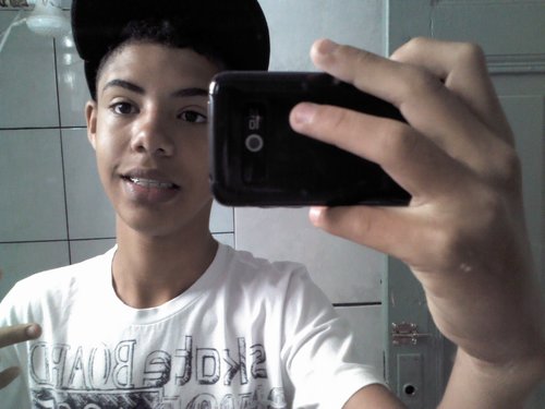 alto,bonito,angraçado,lurdao,olhos castanhos,cabelo preto e moreno