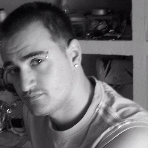 Soy nuevo en Twitter, soy simple, me fascinan las fiestas y estoy en busca de algo nuevo