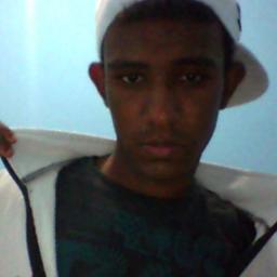 Sou apenas um garoto que procurar ser feliz brincando com sua bola, e com um grande humor e um bom coraçao no dia - dia . Segue - ae