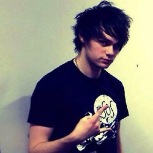 IF YOU READ THIS PLEASE FOLLOW @cliffchords SHE HAS 3/4 5SOS + BAND AND WILL DM IF ASKED :)