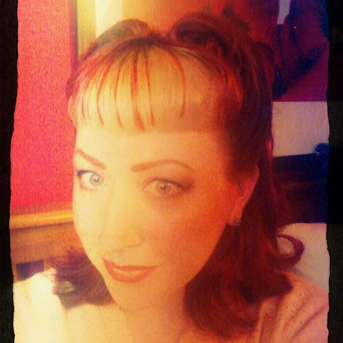 I'm a Vintage Singer based in Lincolnshire. Love for Vintage, love for life!