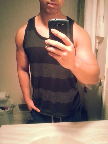 21. Sagittarius. 5'10 205 lbs. Aspiring to be a personal trainer & fitness model. Kinesiology Major. Self-motivator. I sing. Fun. Random. #FitFam