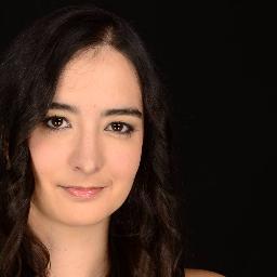 Traductora de inglés, francés y portugués. Traductora jurada de inglés. Especialista en ese curioso campo que algunos llaman transcreación.
