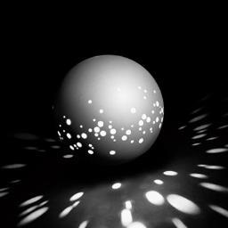 Cuando nos reconocemos como somos, nutridos de un profundo y variado mundo emocional, psíquico y físico, dejamos de pesar y brillamos entre nuestras sombras.