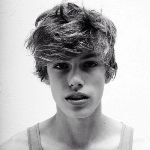 Je suis Josh, j'ai 17 ans et je suis américain. Follow moi, je sais que tu m'aimes déjà !