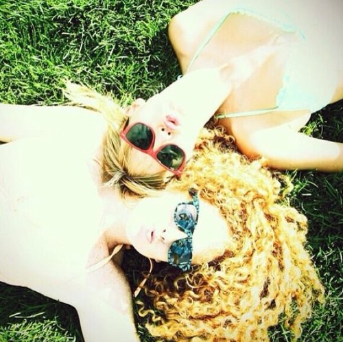 *Everything will be alright if we just keep dancing like we're 22, 22* Chillin with @taylorswift13