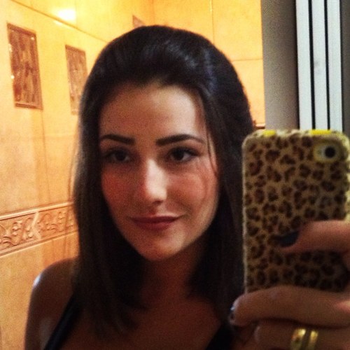 ...existe aqui uma mulher
uma bruxa, uma princesa,uma diva
que beleza
escolha o que quiser...