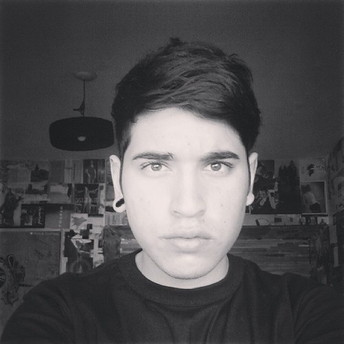 Soy esa clase de chico con el que tus papas te prohiben juntarte, por momentos tengo exceso de azucar y me vuelvo super loco. Be yourself.