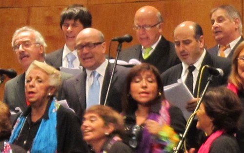 El Coro Voces del Sur del Mundo surgió hace dos años, bajo la dirección del maestro Alejandro Bianchi, en la comuna de La Reina, Santiago, Chile.