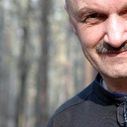 Jsem novinář a muzikant, píšu články a knížky, skládám hudbu a rád fotím.